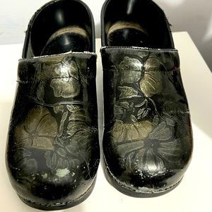 Dansko Professional clogs slip on in Pewter Floral Size 39 (8.5-9 US)